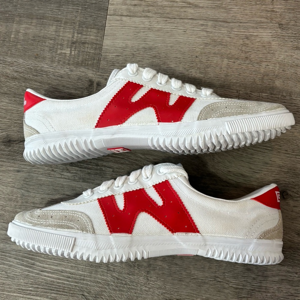 Warrior Unisex Volleyball Shoes, EUC